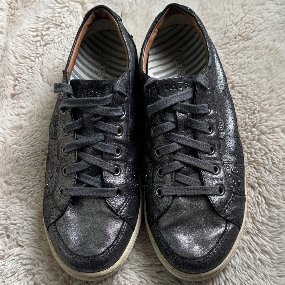 Taos woman’s black metallic Freedom sneaker size 10